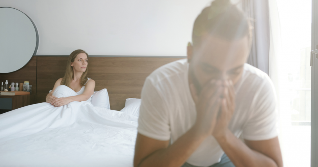 Leistungsdruck und Erektion: Mann sitzt nachdenklich im Bett · Druck, Angst vor Versagen und Stress im Moment